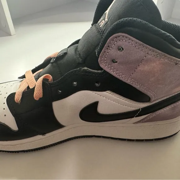 Air Jordan 1 Mid SE 'Zen Master'      Size 6.5 Y (6.5 M or 8 W)