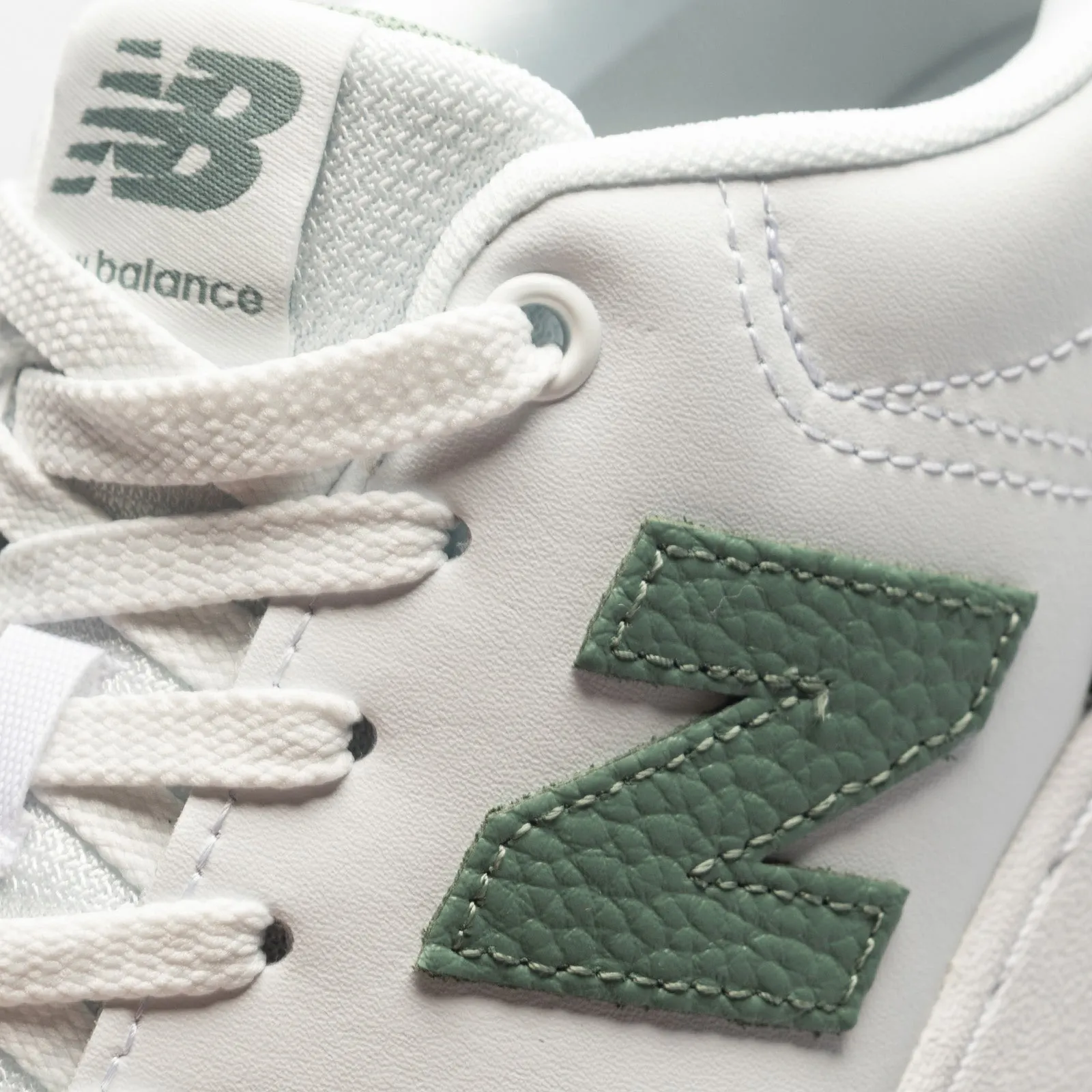 BB80 - White/Pine