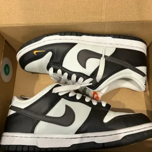NIKE BIG KIDS DUNK LOW GS (BLACK / MEDIUM ASH-LIGHT SILVER)