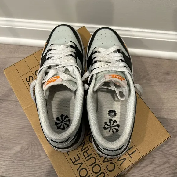 NIKE BIG KIDS DUNK LOW GS (BLACK / MEDIUM ASH-LIGHT SILVER)