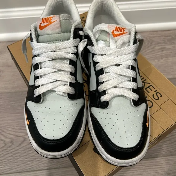NIKE BIG KIDS DUNK LOW GS (BLACK / MEDIUM ASH-LIGHT SILVER)