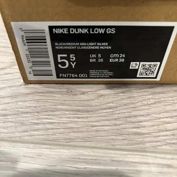 NIKE BIG KIDS DUNK LOW GS (BLACK / MEDIUM ASH-LIGHT SILVER)