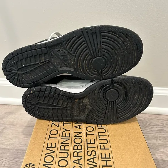 NIKE BIG KIDS DUNK LOW GS (BLACK / MEDIUM ASH-LIGHT SILVER)
