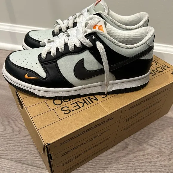 NIKE BIG KIDS DUNK LOW GS (BLACK / MEDIUM ASH-LIGHT SILVER)