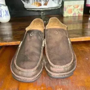 Olukai Moloa Dark Nubuck Leather hand-sewn whipstitchin moisture-wicking lining.