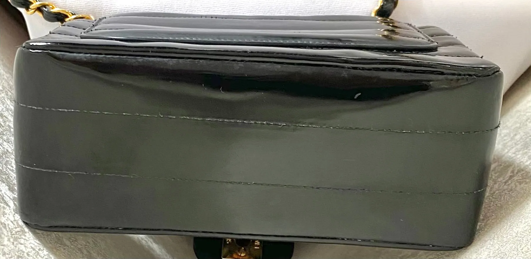 Vintage CHANEL patent enamel black 2.55 classic mini flap chain shoulder bag with gold tone CC closure. Horizontal stitches. 050606ac