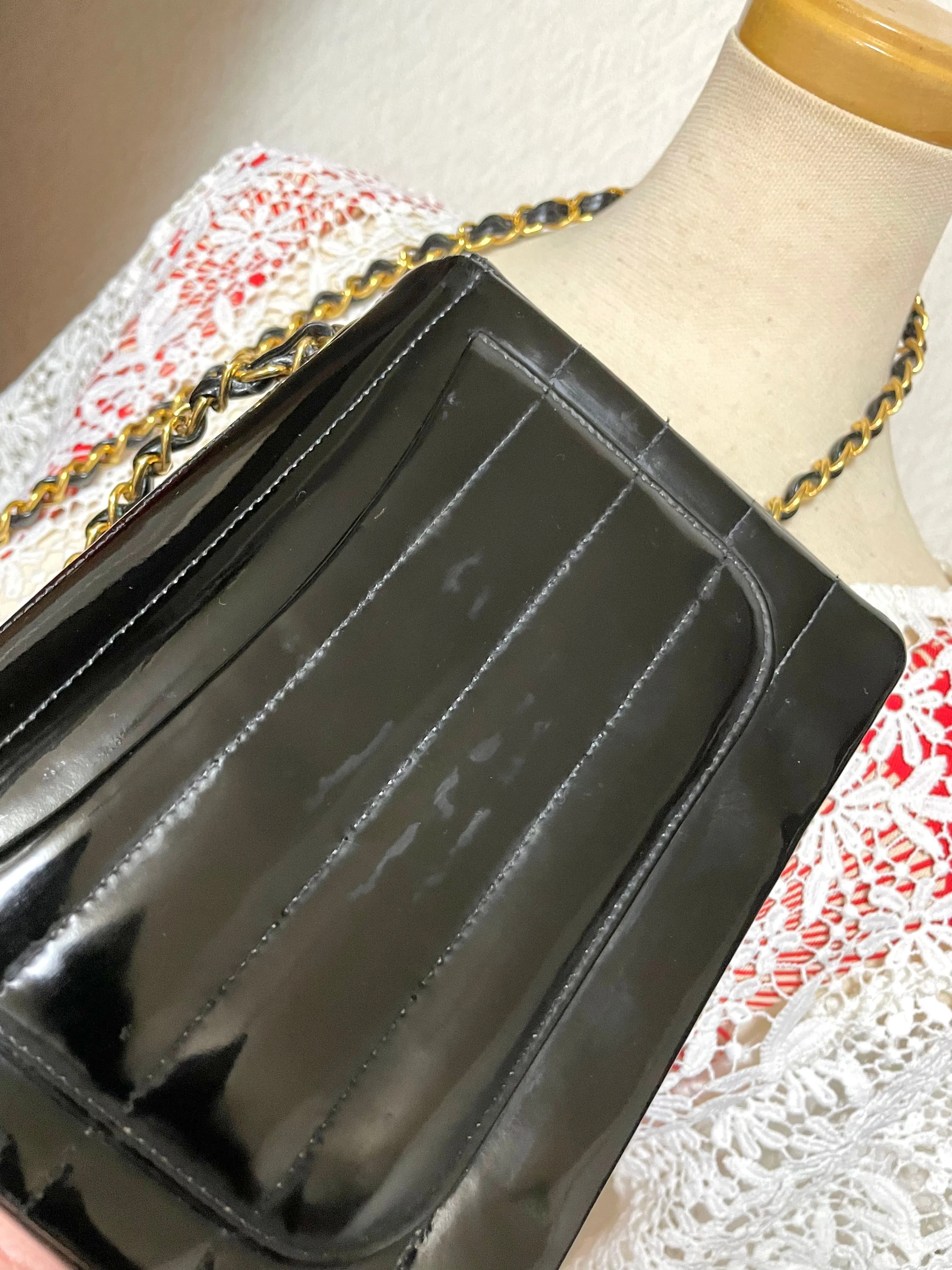 Vintage CHANEL patent enamel black 2.55 classic mini flap chain shoulder bag with gold tone CC closure. Horizontal stitches. 050606ac
