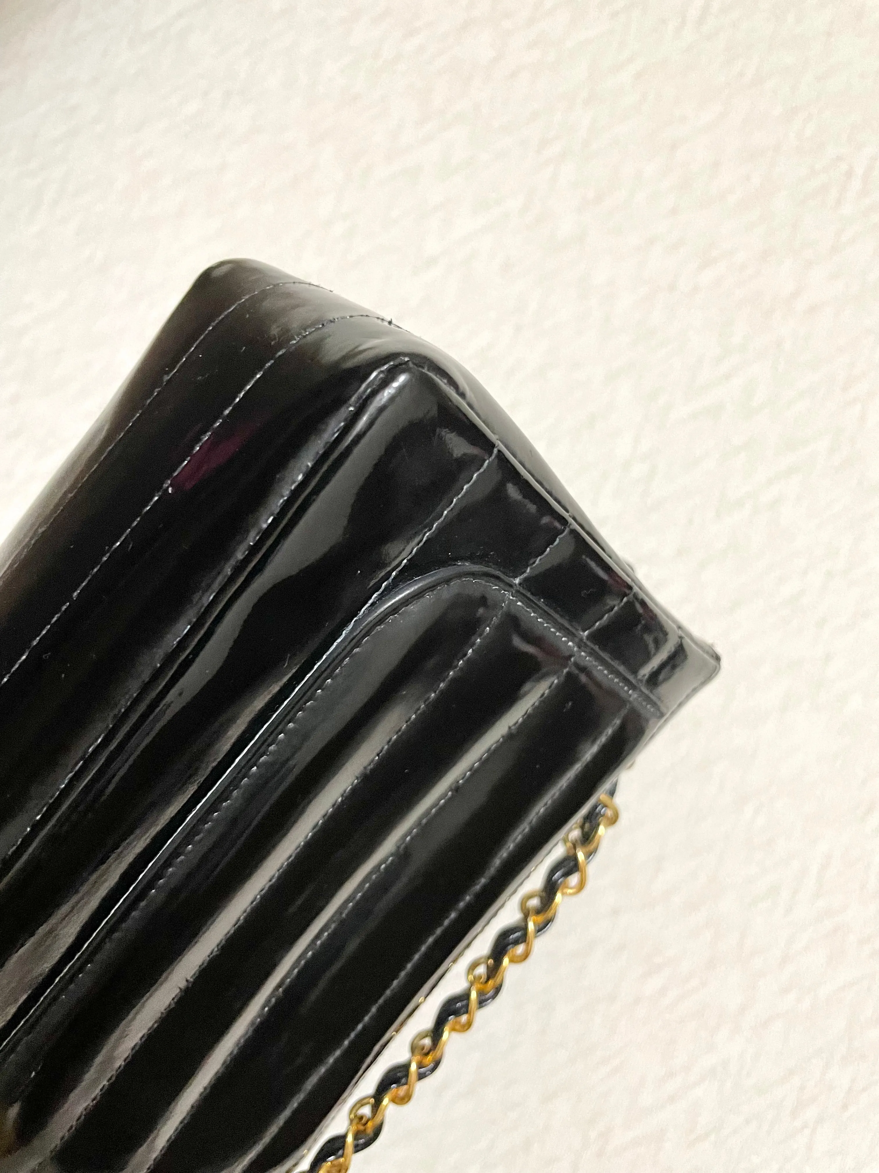Vintage CHANEL patent enamel black 2.55 classic mini flap chain shoulder bag with gold tone CC closure. Horizontal stitches. 050606ac