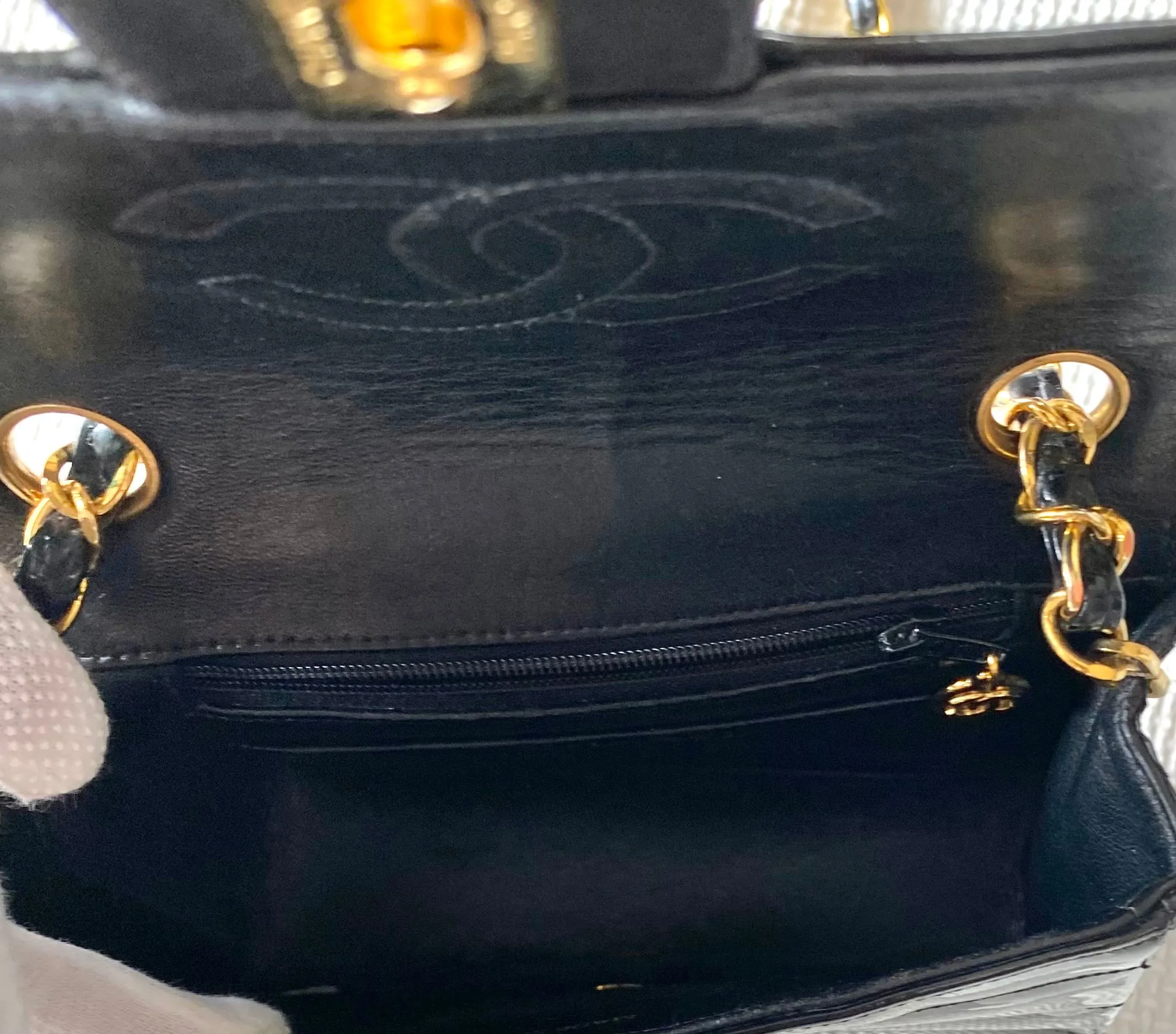 Vintage CHANEL patent enamel black 2.55 classic mini flap chain shoulder bag with gold tone CC closure. Horizontal stitches. 050606ac