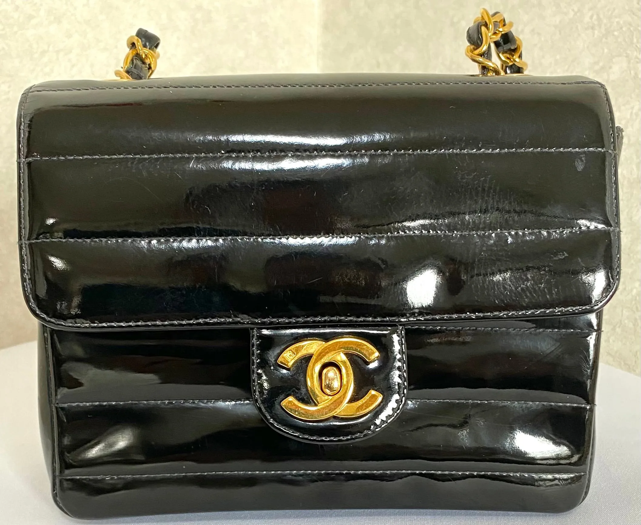 Vintage CHANEL patent enamel black 2.55 classic mini flap chain shoulder bag with gold tone CC closure. Horizontal stitches. 050606ac