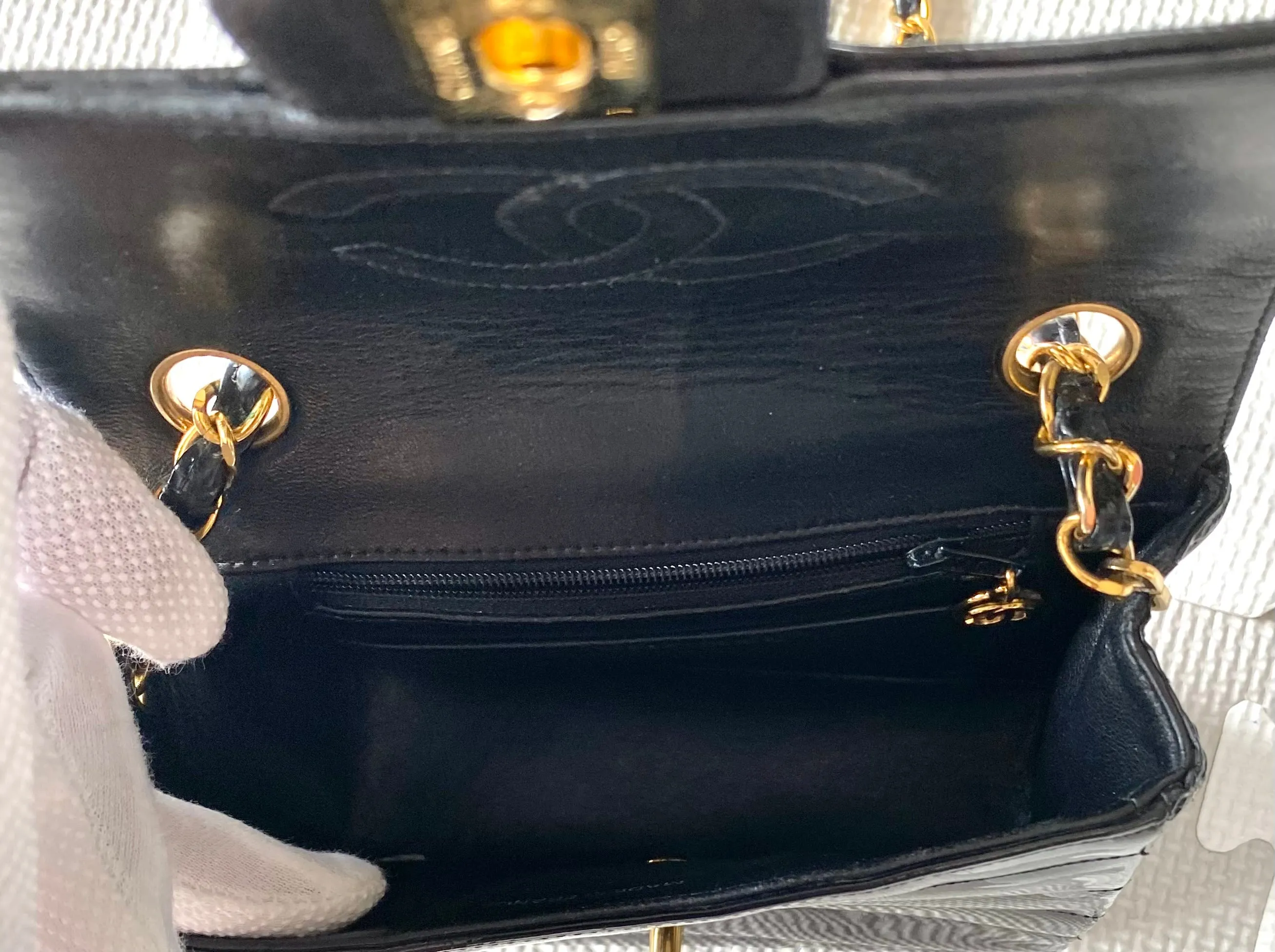 Vintage CHANEL patent enamel black 2.55 classic mini flap chain shoulder bag with gold tone CC closure. Horizontal stitches. 050606ac