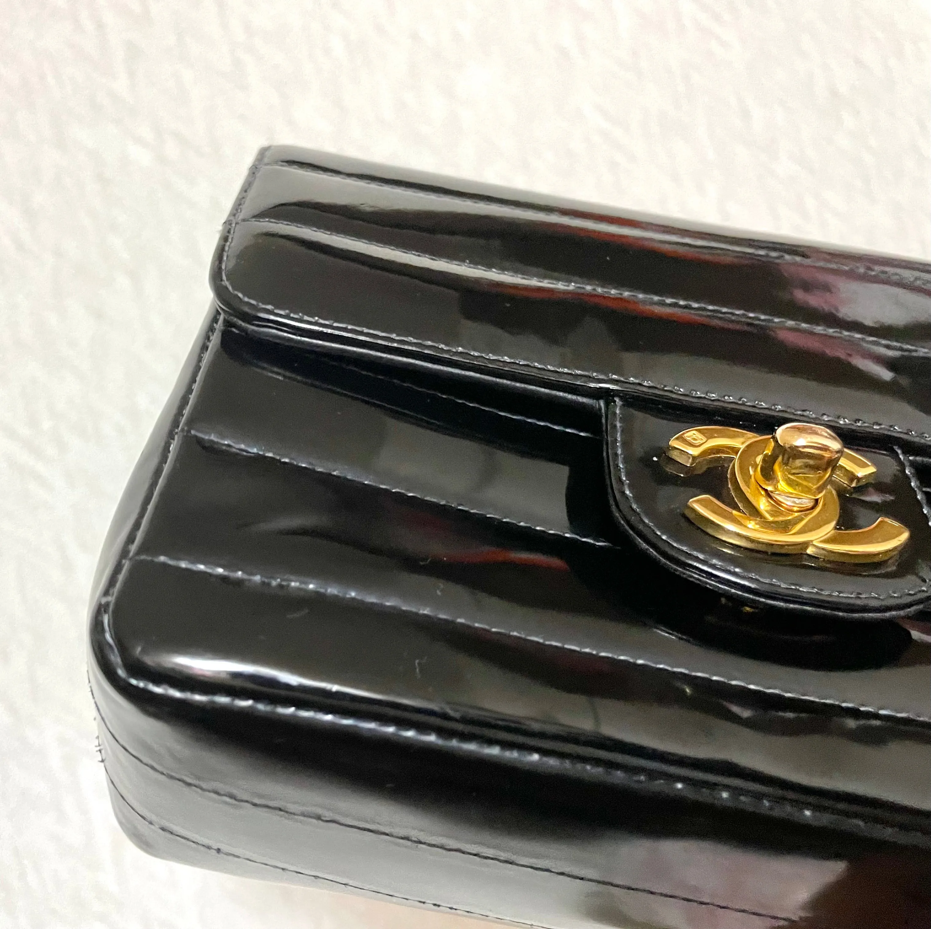 Vintage CHANEL patent enamel black 2.55 classic mini flap chain shoulder bag with gold tone CC closure. Horizontal stitches. 050606ac