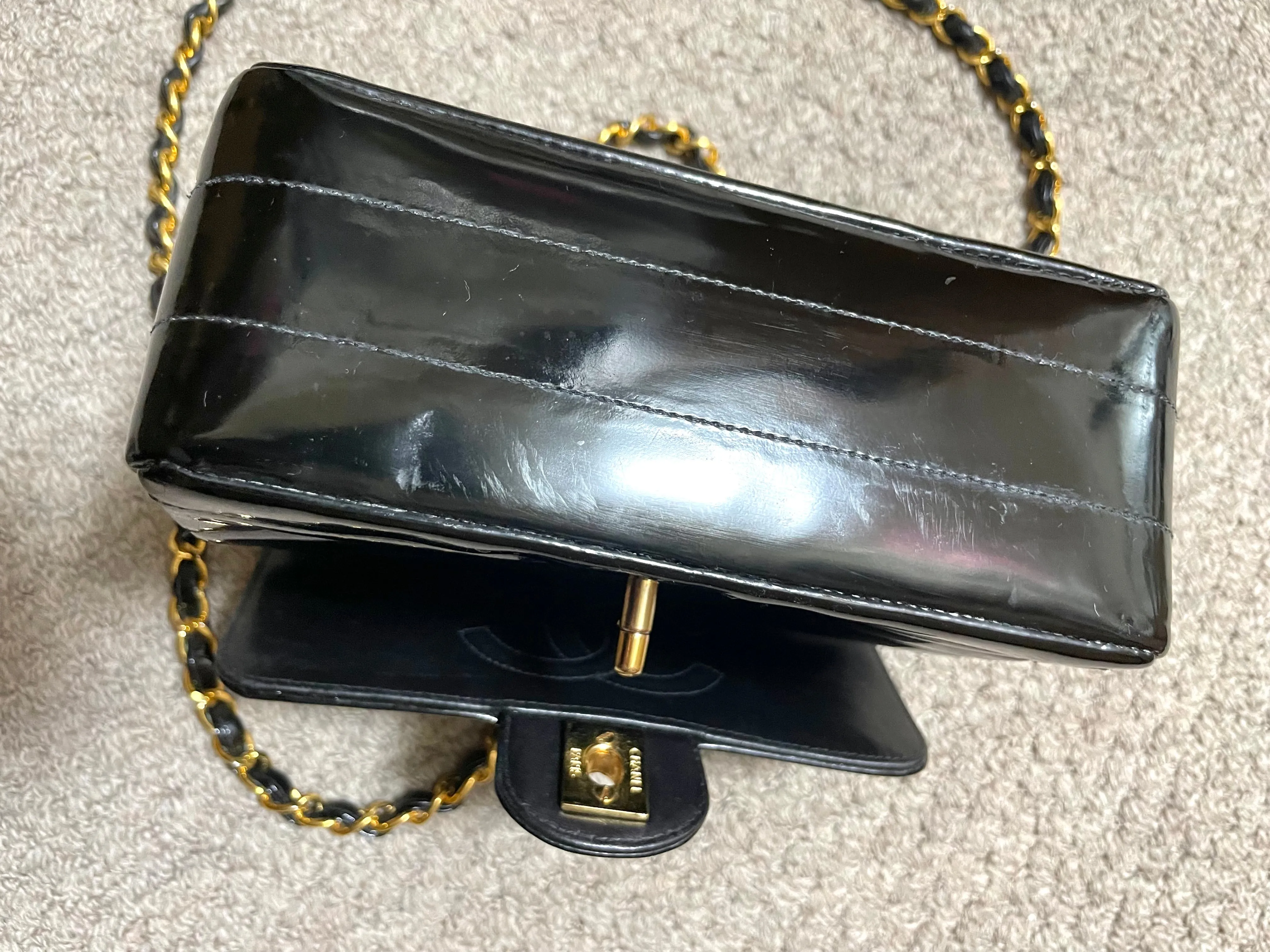 Vintage CHANEL patent enamel black 2.55 classic mini flap chain shoulder bag with gold tone CC closure. Horizontal stitches. 050606ac