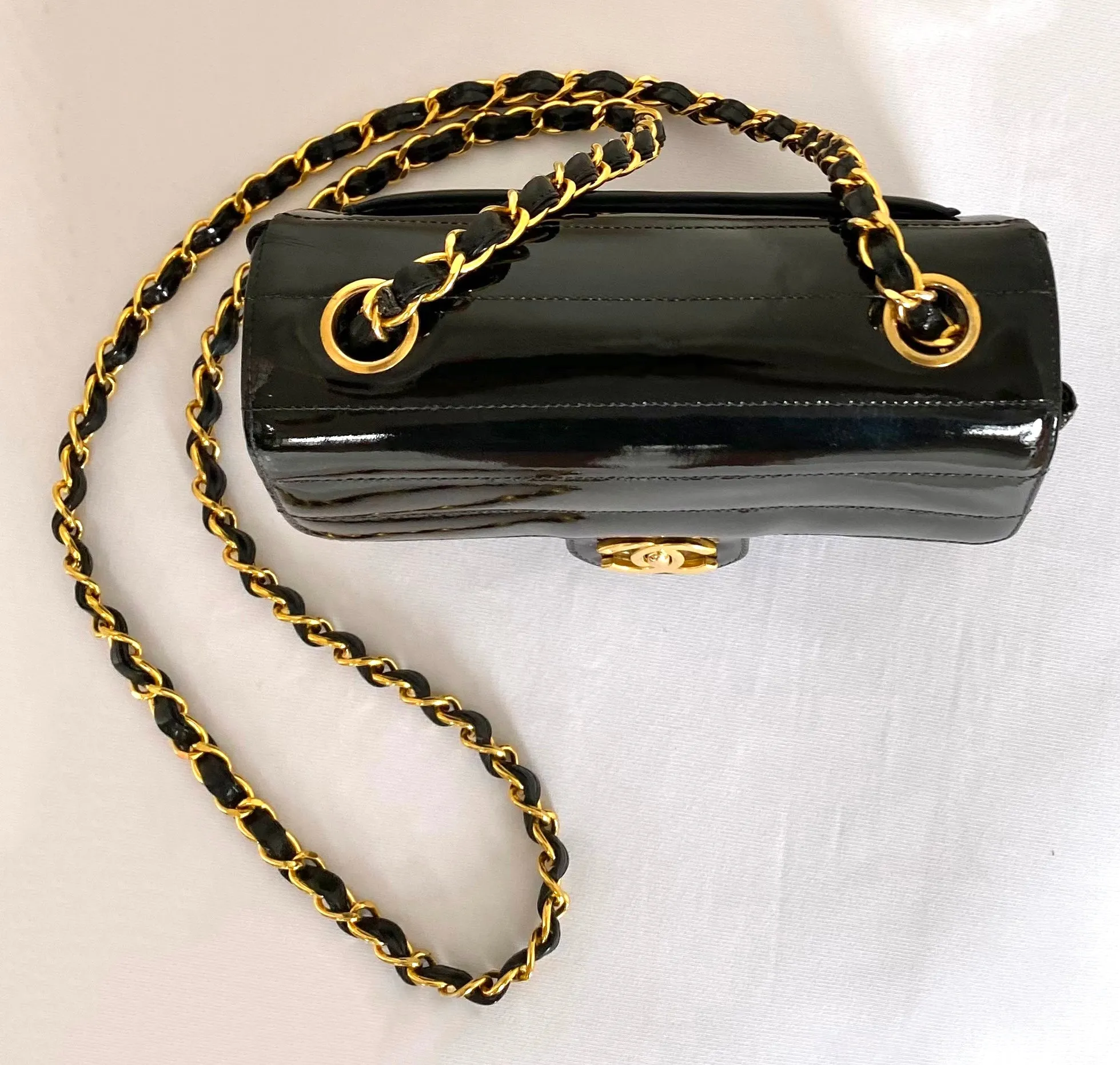 Vintage CHANEL patent enamel black 2.55 classic mini flap chain shoulder bag with gold tone CC closure. Horizontal stitches. 050606ac