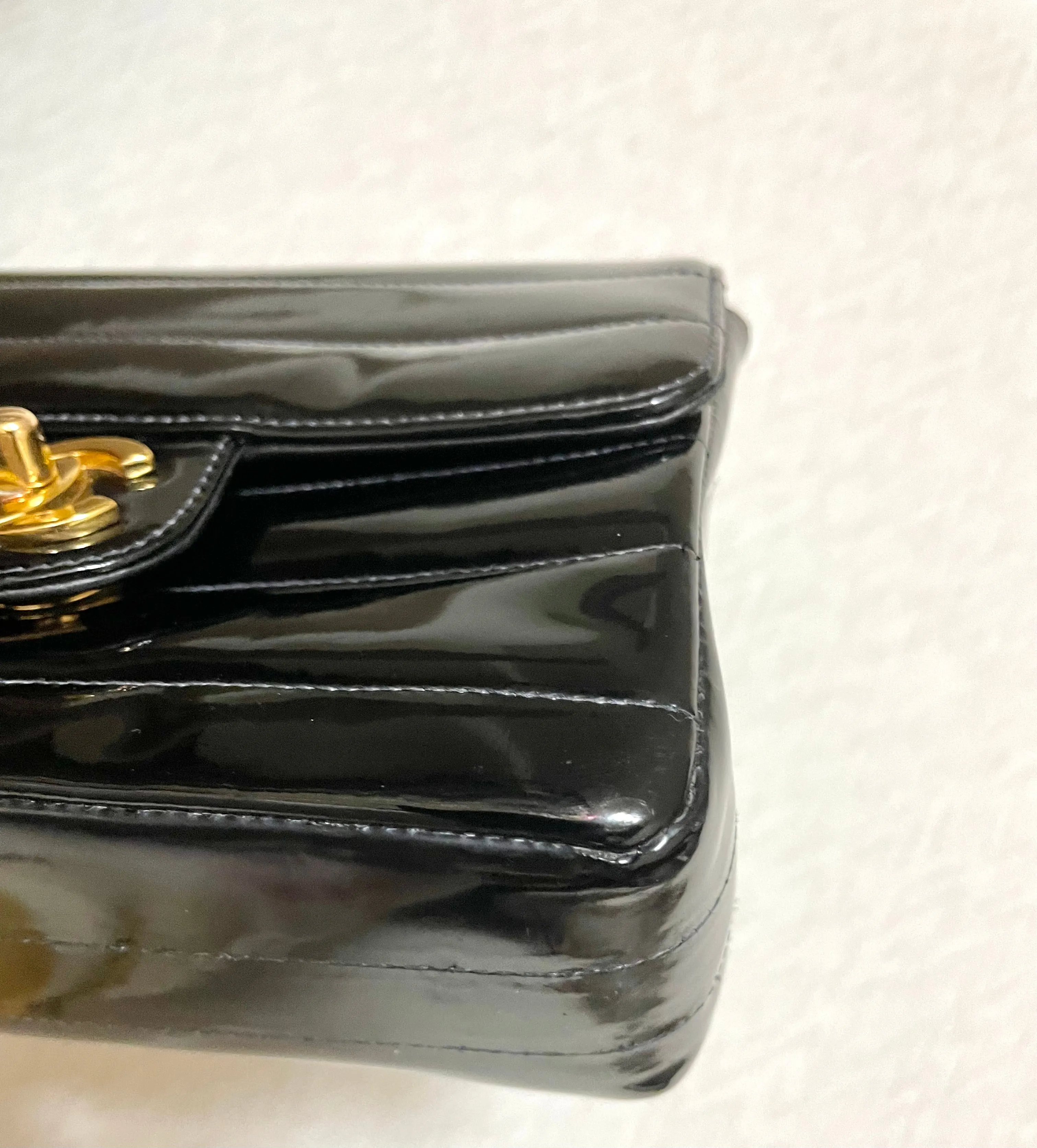 Vintage CHANEL patent enamel black 2.55 classic mini flap chain shoulder bag with gold tone CC closure. Horizontal stitches. 050606ac