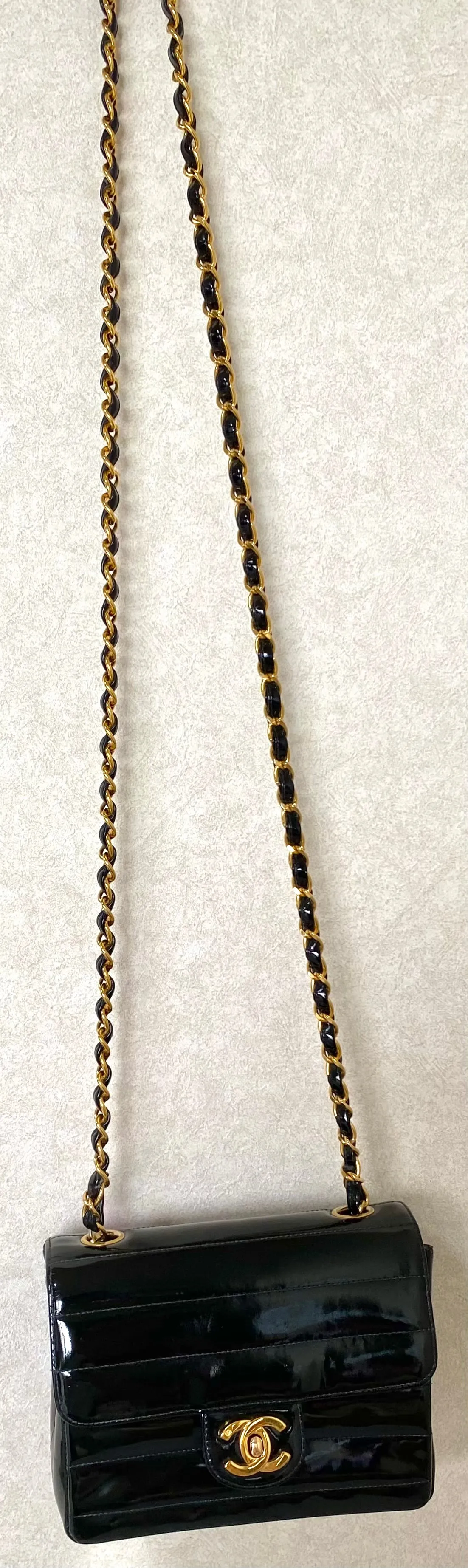Vintage CHANEL patent enamel black 2.55 classic mini flap chain shoulder bag with gold tone CC closure. Horizontal stitches. 050606ac