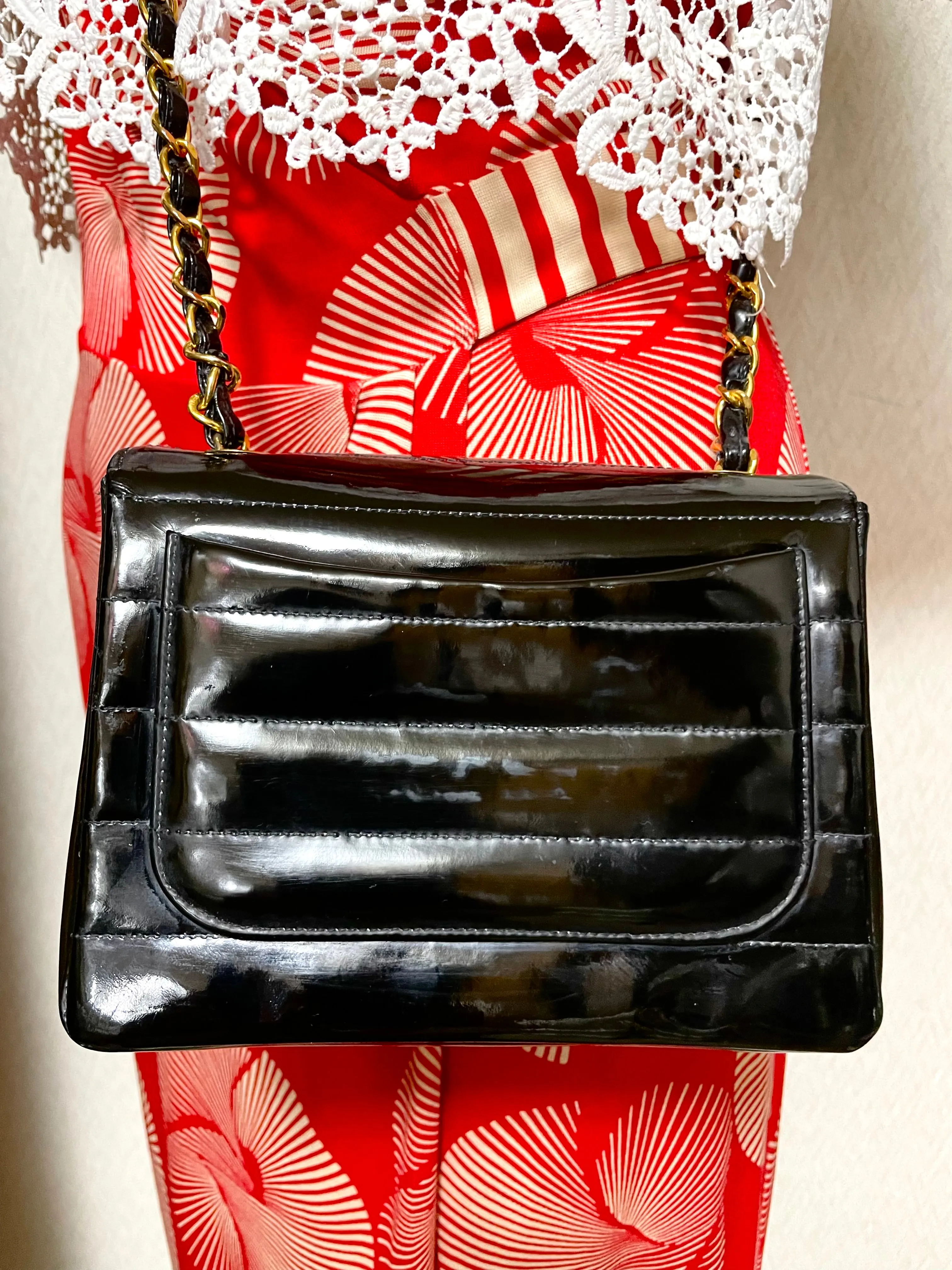 Vintage CHANEL patent enamel black 2.55 classic mini flap chain shoulder bag with gold tone CC closure. Horizontal stitches. 050606ac