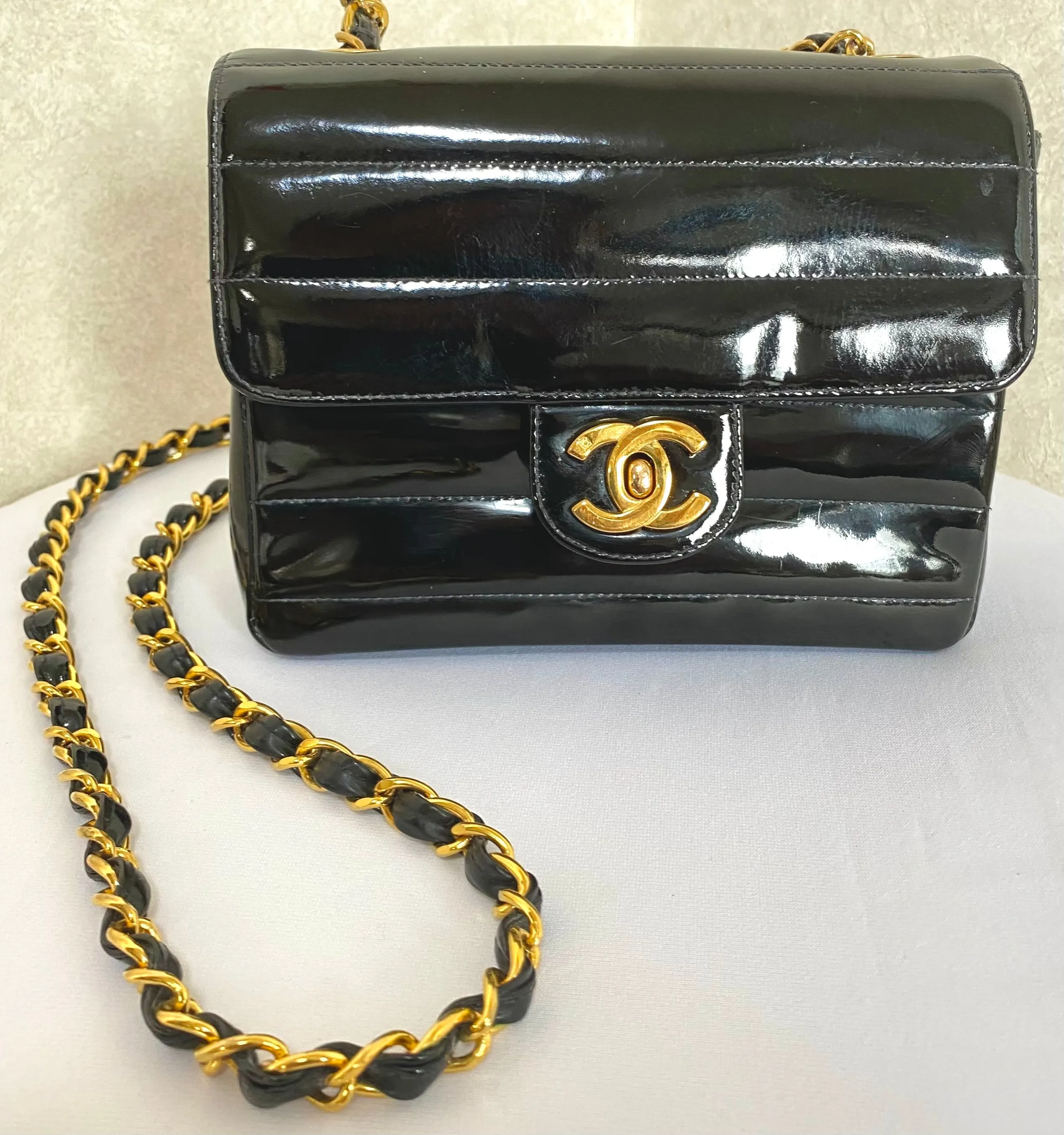 Vintage CHANEL patent enamel black 2.55 classic mini flap chain shoulder bag with gold tone CC closure. Horizontal stitches. 050606ac