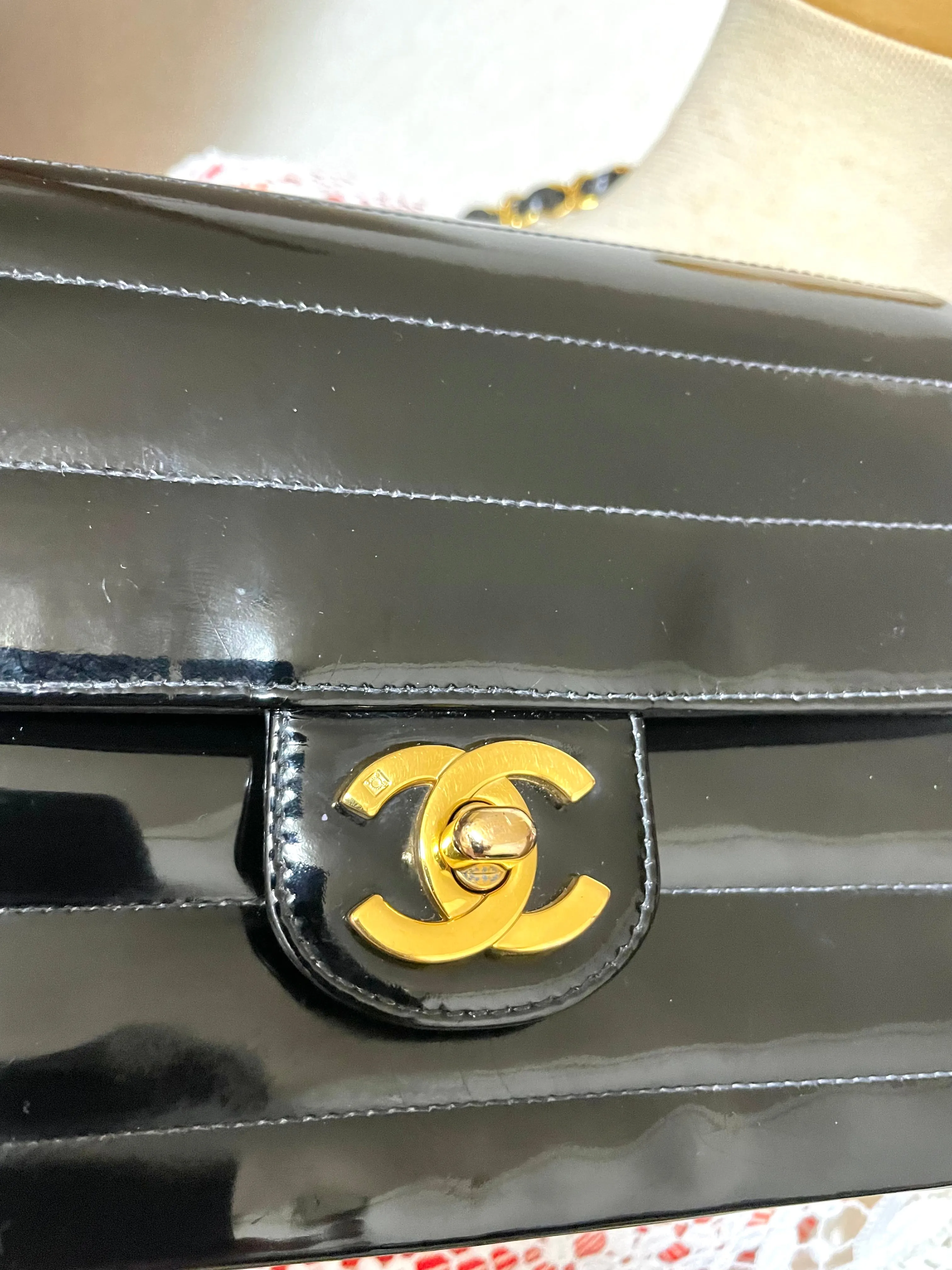 Vintage CHANEL patent enamel black 2.55 classic mini flap chain shoulder bag with gold tone CC closure. Horizontal stitches. 050606ac