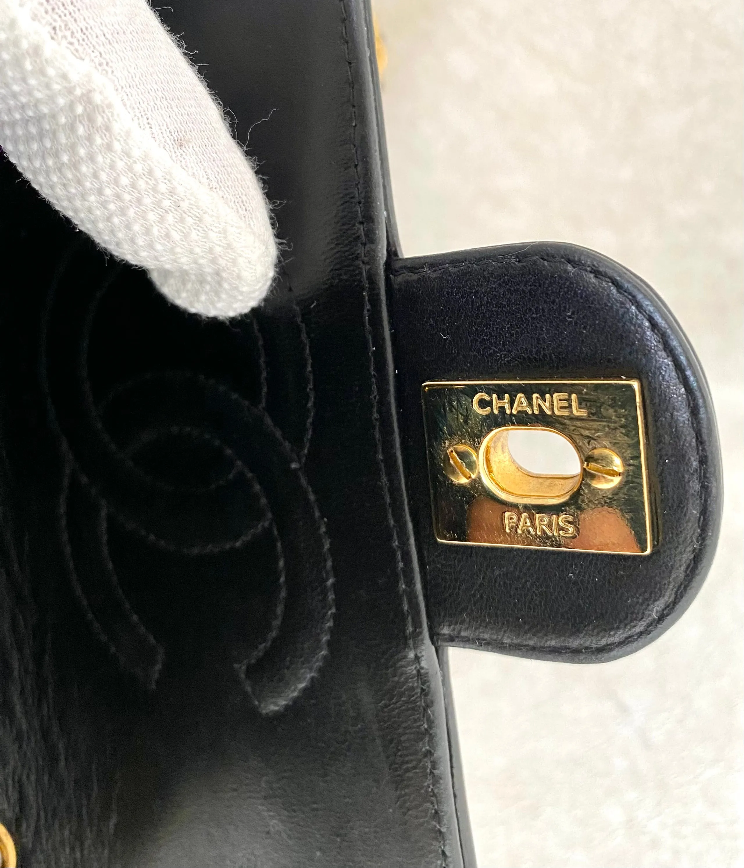 Vintage CHANEL patent enamel black 2.55 classic mini flap chain shoulder bag with gold tone CC closure. Horizontal stitches. 050606ac