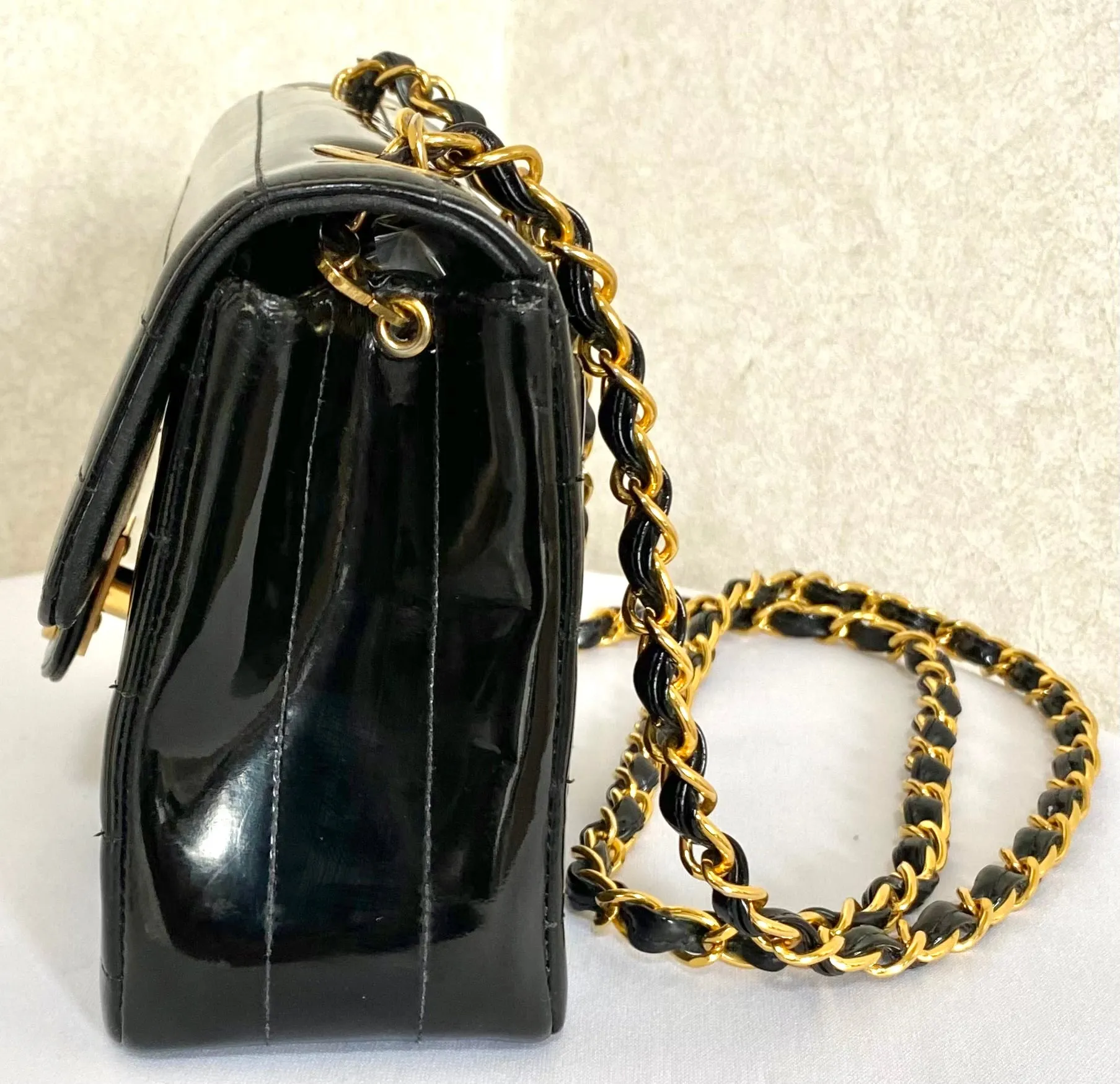 Vintage CHANEL patent enamel black 2.55 classic mini flap chain shoulder bag with gold tone CC closure. Horizontal stitches. 050606ac
