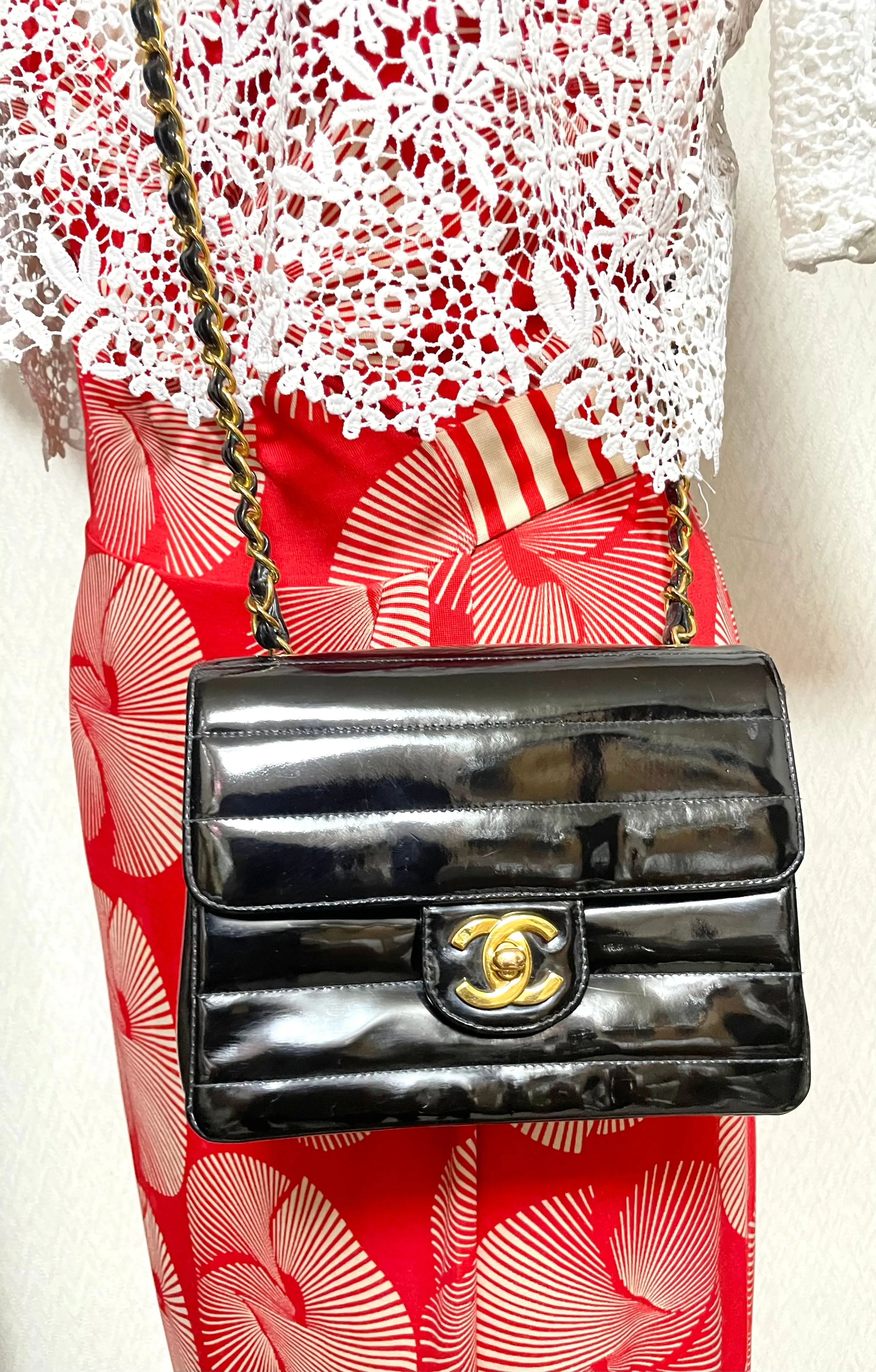 Vintage CHANEL patent enamel black 2.55 classic mini flap chain shoulder bag with gold tone CC closure. Horizontal stitches. 050606ac