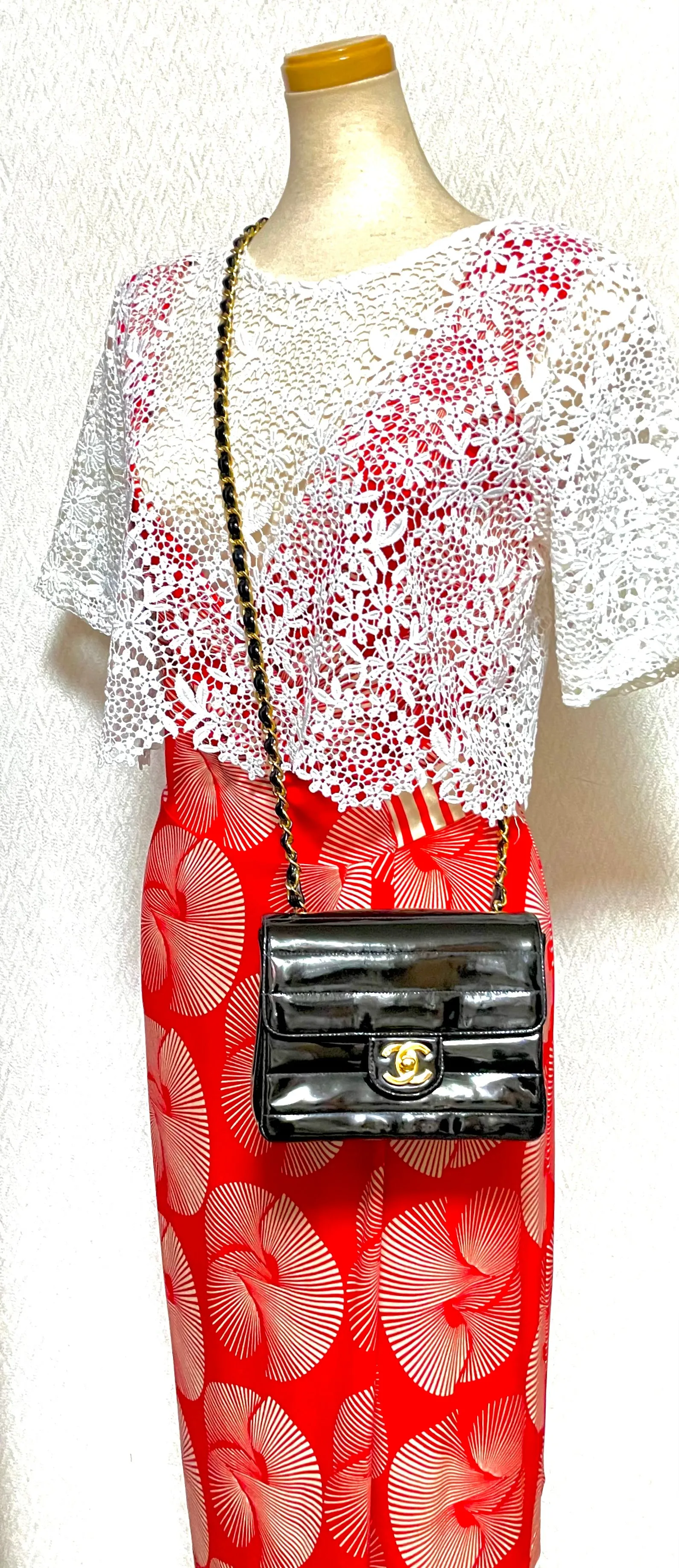 Vintage CHANEL patent enamel black 2.55 classic mini flap chain shoulder bag with gold tone CC closure. Horizontal stitches. 050606ac