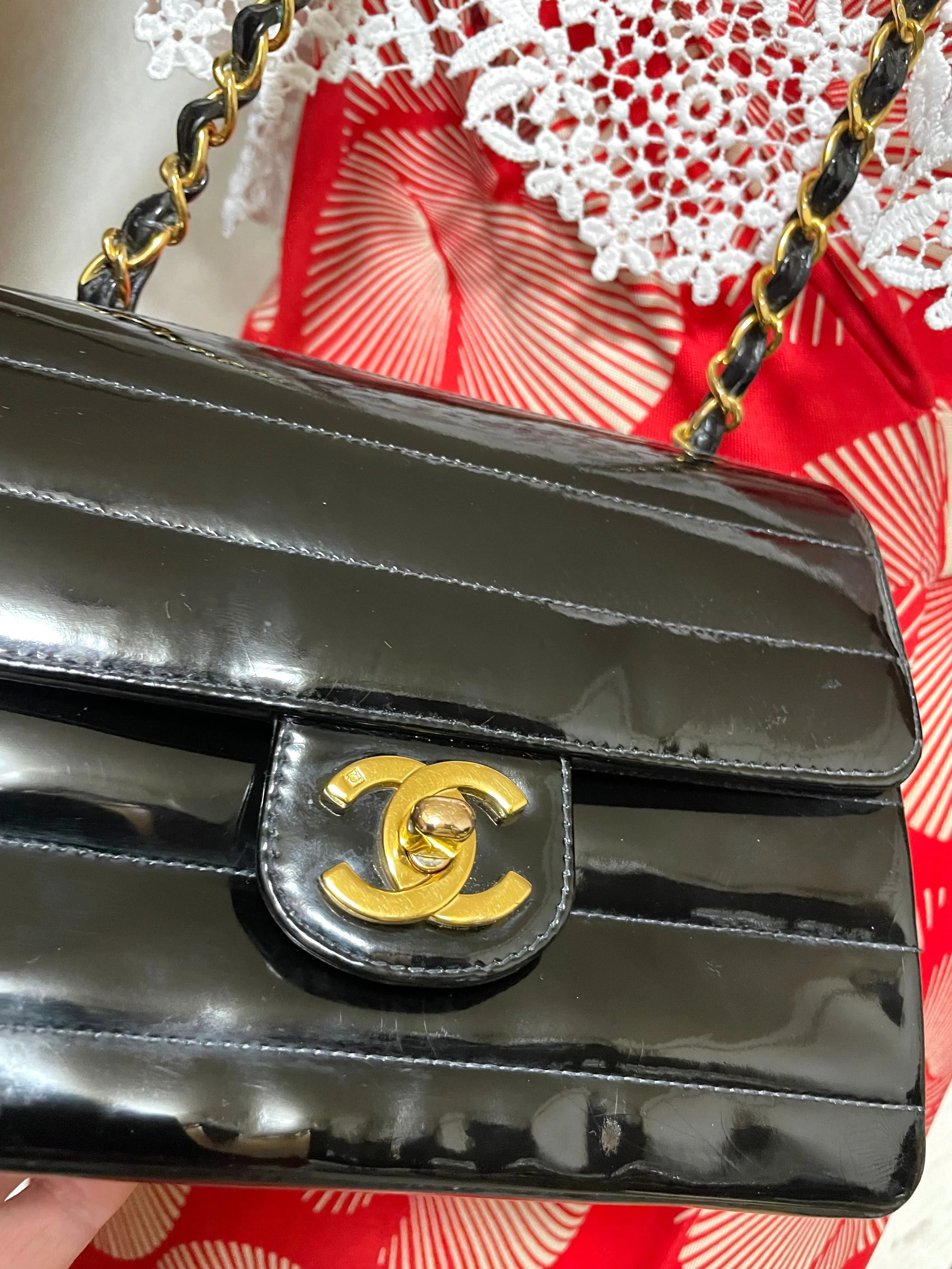 Vintage CHANEL patent enamel black 2.55 classic mini flap chain shoulder bag with gold tone CC closure. Horizontal stitches. 050606ac