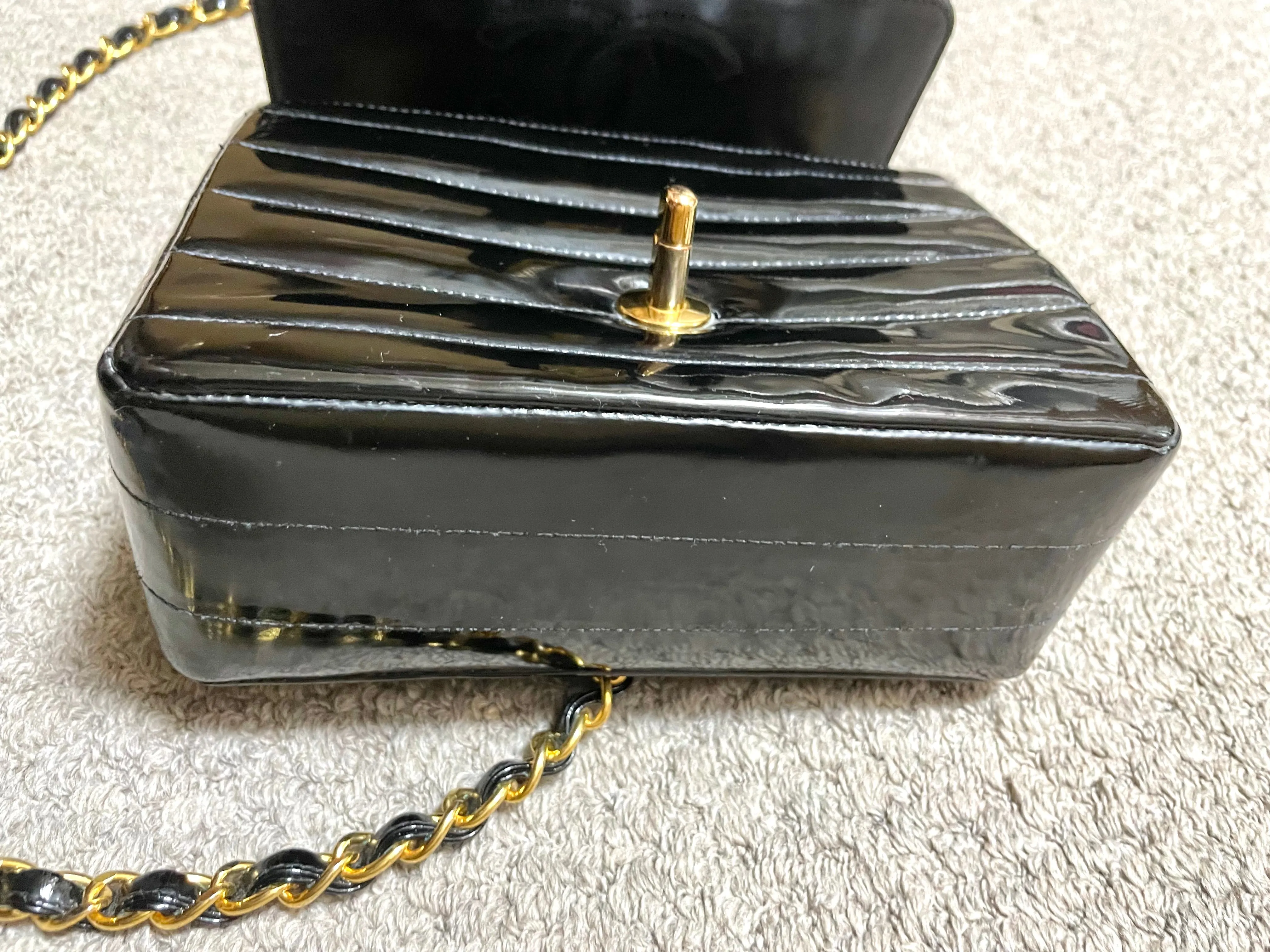 Vintage CHANEL patent enamel black 2.55 classic mini flap chain shoulder bag with gold tone CC closure. Horizontal stitches. 050606ac