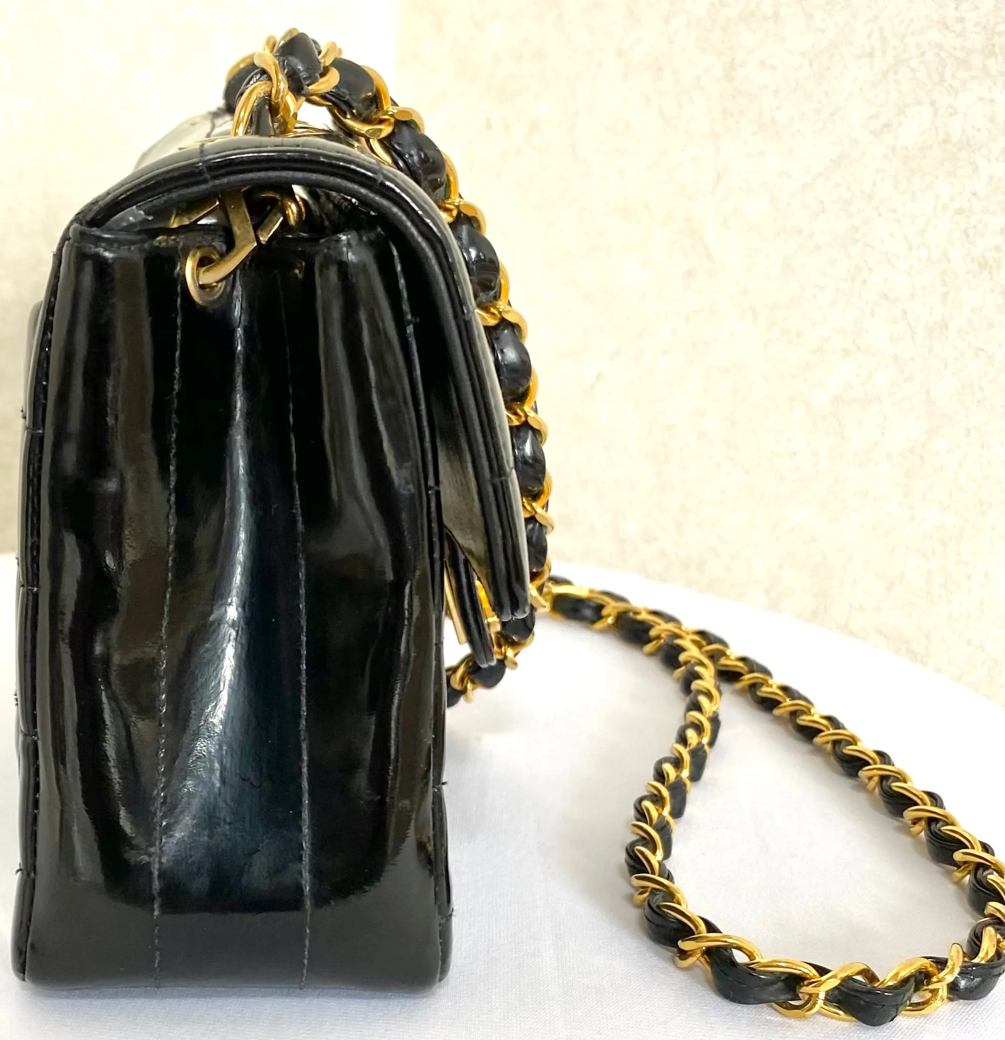 Vintage CHANEL patent enamel black 2.55 classic mini flap chain shoulder bag with gold tone CC closure. Horizontal stitches. 050606ac