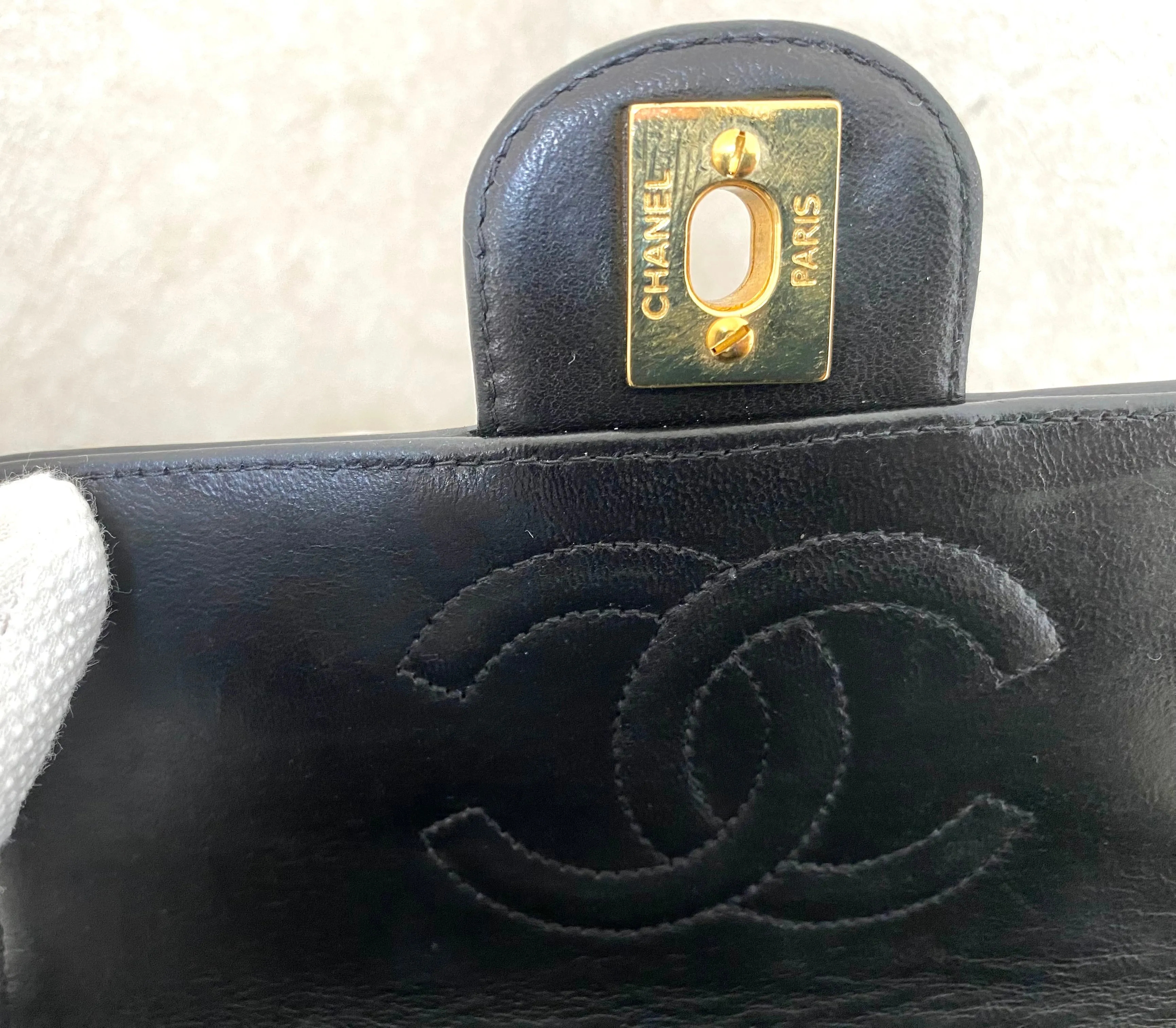 Vintage CHANEL patent enamel black 2.55 classic mini flap chain shoulder bag with gold tone CC closure. Horizontal stitches. 050606ac
