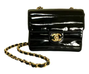 Vintage CHANEL patent enamel black 2.55 classic mini flap chain shoulder bag with gold tone CC closure. Horizontal stitches. 050606ac