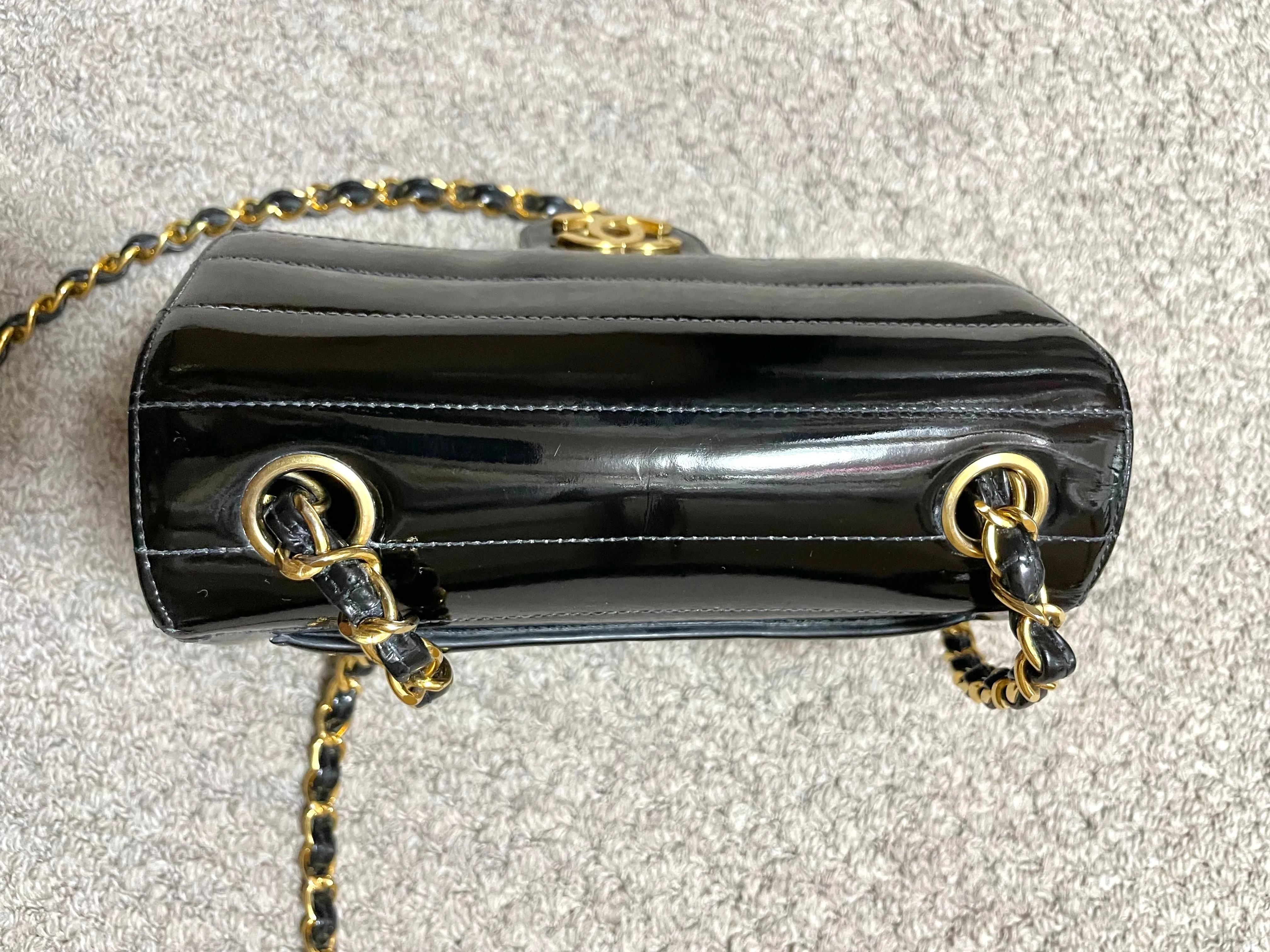 Vintage CHANEL patent enamel black 2.55 classic mini flap chain shoulder bag with gold tone CC closure. Horizontal stitches. 050606ac
