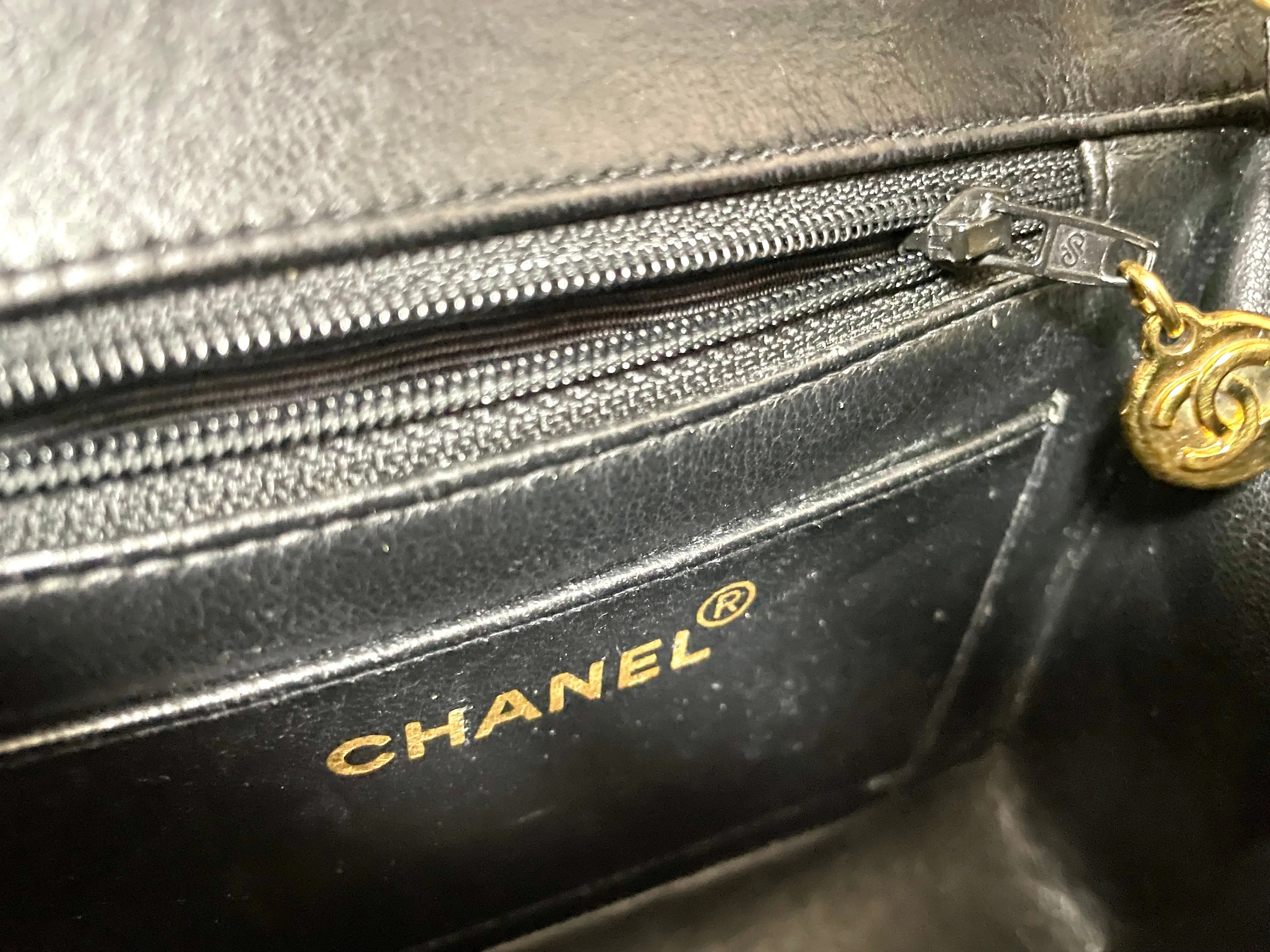 Vintage CHANEL patent enamel black 2.55 classic mini flap chain shoulder bag with gold tone CC closure. Horizontal stitches. 050606ac