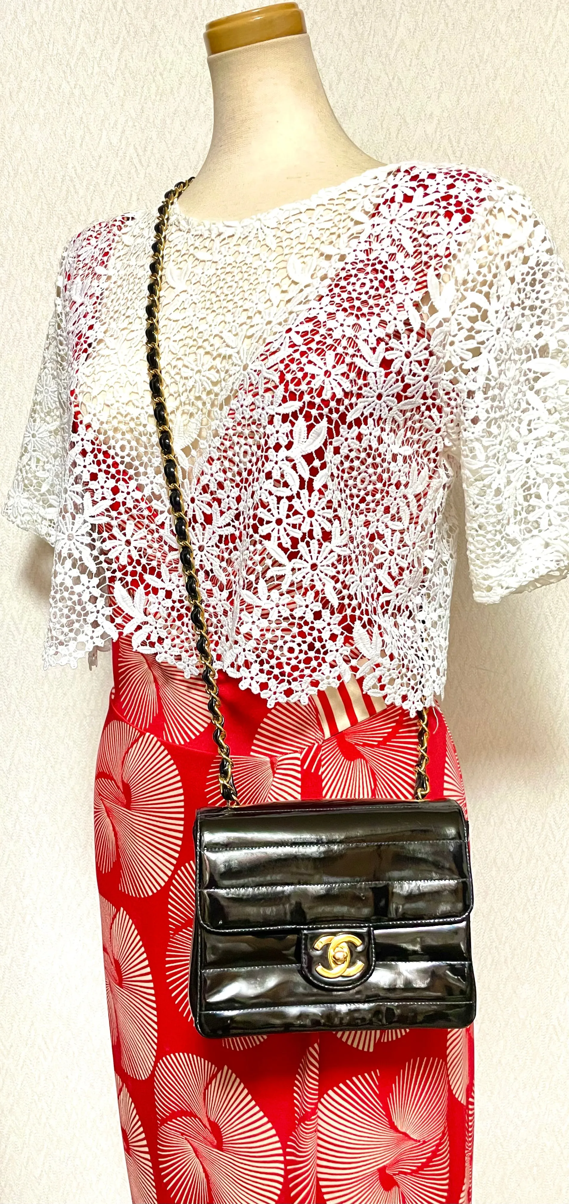 Vintage CHANEL patent enamel black 2.55 classic mini flap chain shoulder bag with gold tone CC closure. Horizontal stitches. 050606ac
