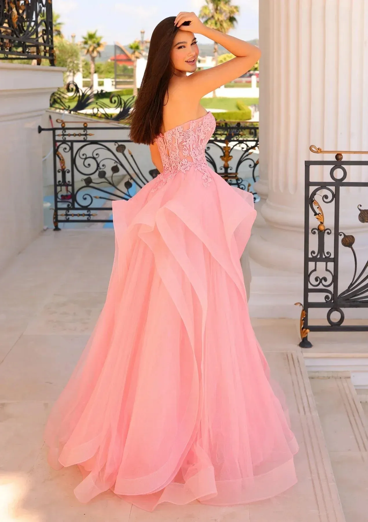 VougeVamp Pink Layered Tulle A-Line Evening Dress - Off-Shoulder Sweetheart Prom Gown with Crystal Detailing