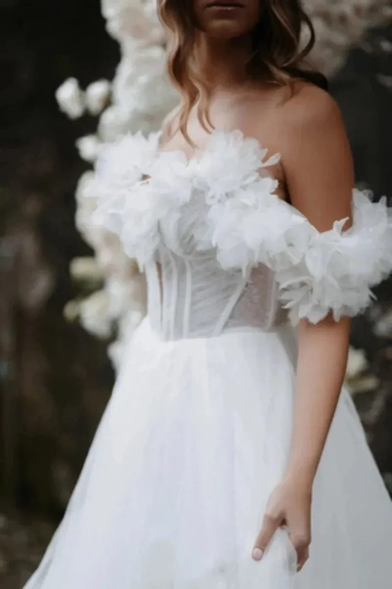 VougeVamp Sweetheart White Bridal Dress - Glitter 3D Flower Tulle Strapless A-Line Gown